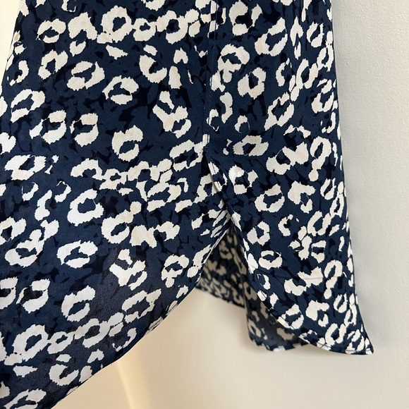 Banana Republic | Blue Leopard Short Sleeve Blouse w/ Side Slit | Size Small - Picture 3 of 4